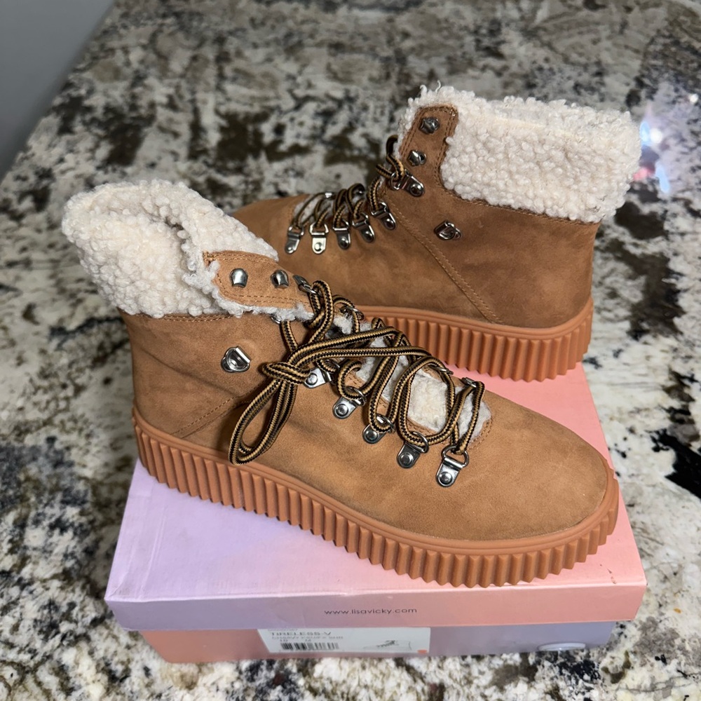 Lisa‎ Vicky Tireless-V Lace-Up Ankle Boots